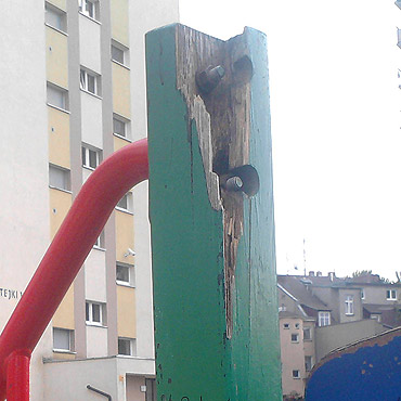 Kolejny plac zabaw w opakanym stanie. Rodzice – pilnujcie dzieci!