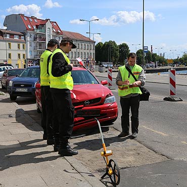 Dwa auta zderzyy si. Ciarna pasaerka w szpitalu