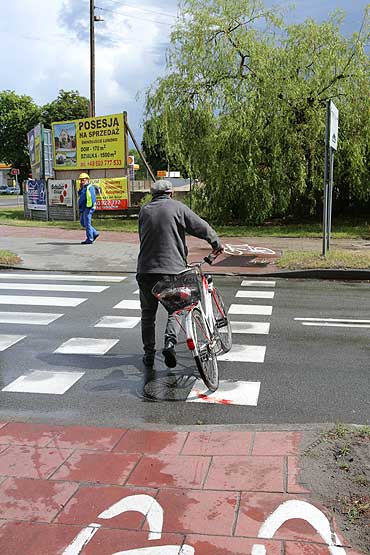 Potrcenie rowerzysty? Mczyzna twierdzi, e si wywrci