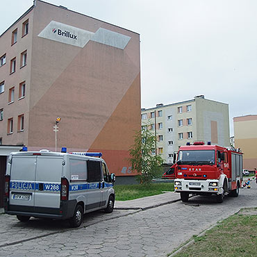 Mae dziecko chodzio po parapecie. Interweniowali straacy