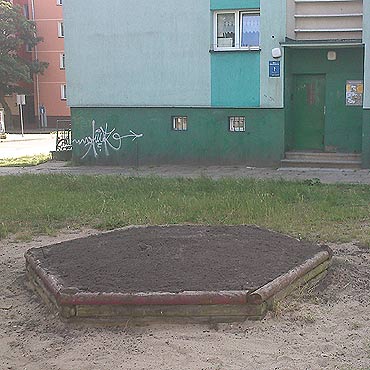 Uzupenili piaskownic... ziemi