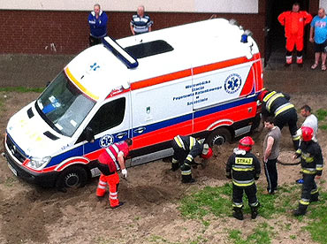 Karetka nie moga ruszy. Z pomoc ruszyli ludzie