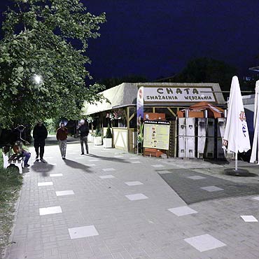 Wybuch cakowicie zniszczy pomieszczenie kuchni w restauracji „Chata” przy promenadzie