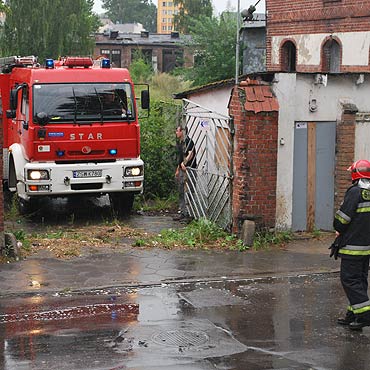 Bezdomni zrobili sobie „ognisko”. Interweniowali straacy