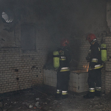 Bezdomni zrobili sobie „ognisko”. Interweniowali straacy