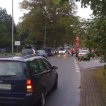 Zostawiali auta na jezdni. Kierowcy mieli kopot z przejazdem