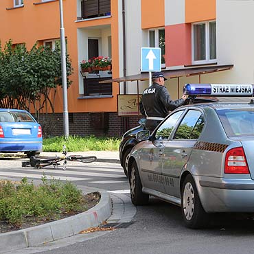 Kierujca audi potrcia 57-letniego rowerzyst