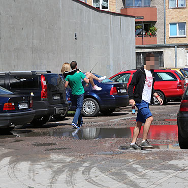 Parking zalany. Dentelmeni zanosz dziewczyny do samochodw na rkach! 