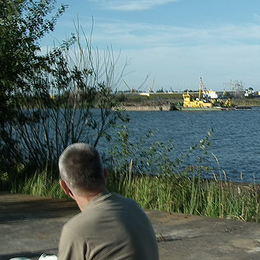Oczyszczali port. Zanieczyszczenia wyrzucili na brzeg, bez zgody urzdu morskiego