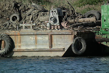 Oczyszczali port. Zanieczyszczenia wyrzucili na brzeg, bez zgody urzędu morskiego