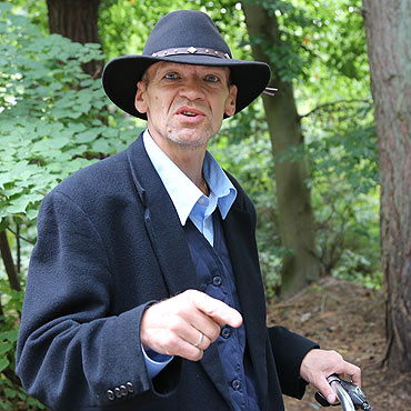 Pan Andrzej przekonuje bezdomnych, by zmienili swoje ycie. Zobacz film!