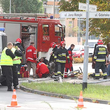 Nie wyrobi na zakrcie. ci znak, sygnalizator i potrci rowerzystk