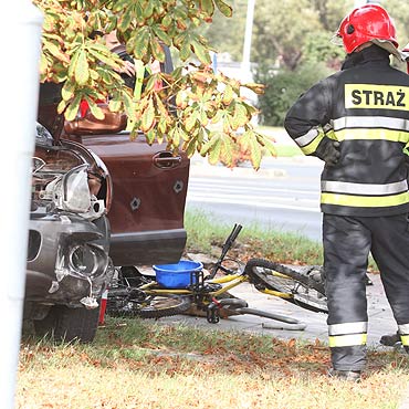 Nie wyrobi na zakrcie. ci znak, sygnalizator i potrci rowerzystk