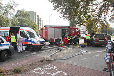 Nie wyrobi na zakrcie. ci znak, sygnalizator i potrci rowerzystk