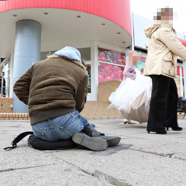 Kobieta żebrze przed sklepami. Interwencje strażników nie pomagają