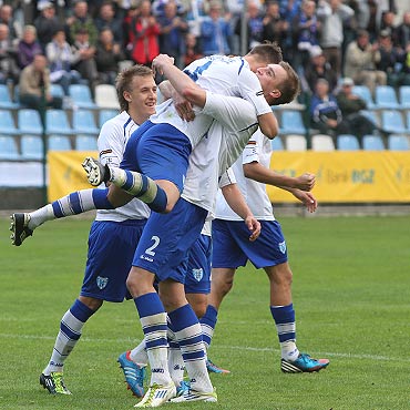Radość z wygranej w strugach deszczu. Flota - Dolcan 2:0 (0:0)