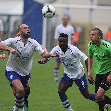 Radość z wygranej w strugach deszczu. Flota - Dolcan 2:0 (0:0)