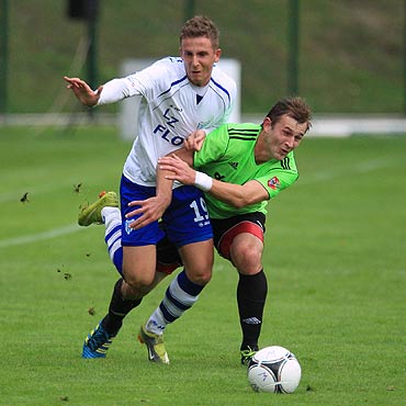 Radość z wygranej w strugach deszczu. Flota - Dolcan 2:0 (0:0)