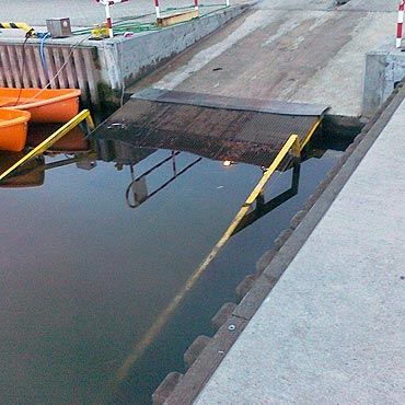 Przysta za miliony. Slip za grosze 