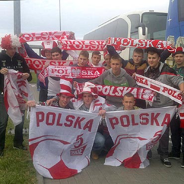 Zalany stadion w Warszawie. 37 modych zawodnikw Floty nocowao w autokarze