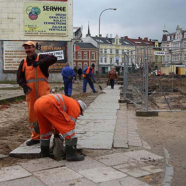Ukadali prowizoryczny chodnik. Nastpnego dnia znikn