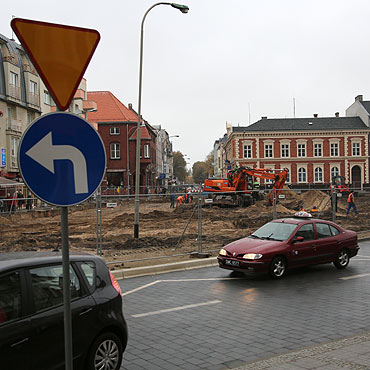Skadana choinka stanie w rozkopanym centrum