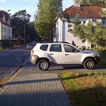 Parkuje w zatoczce, zajmując chodnik