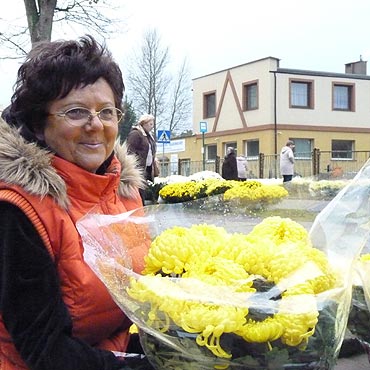 Zobacz jaką handlowcy mają ofertę. Już jutro dzień Wszystkich Świętych.