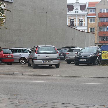 Parking na razie pozostanie 