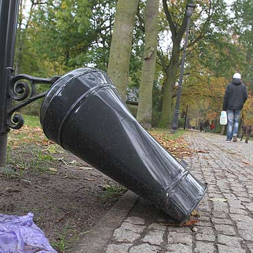 Nie ma siy na wandali niszczcych mietniki w Parku Zdrojowym