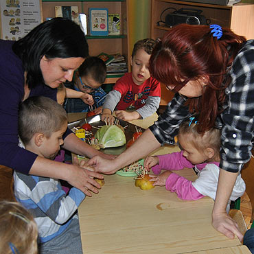 Wspólnie z innymi przedszkolami bawiły się jesienią