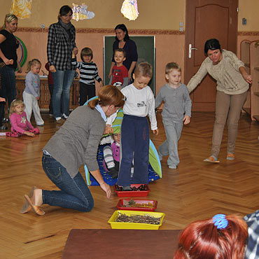 Wspólnie z innymi przedszkolami bawiły się jesienią