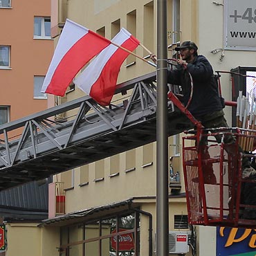 Biało-czerwone flagi zawisły na ulicach