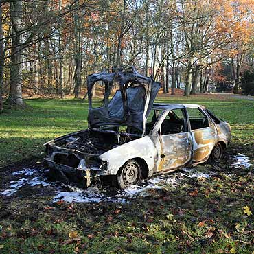 W nocy podpalono samochd w parku. To skradzione wczeniej auto z Goleniowa