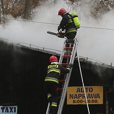 Rybak dostrzeg poar na ldzie. Pali si warsztat samochodowy