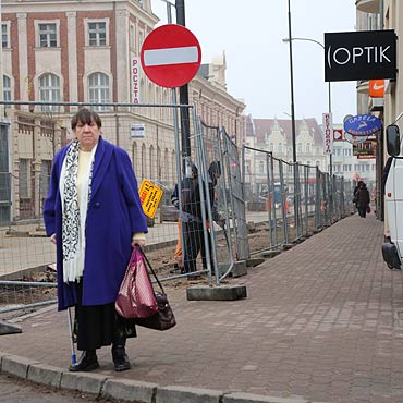 Zagrodzili chodnik. Piesi wchodz w „lep uliczk”