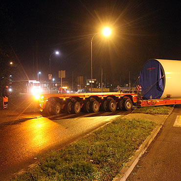 Transport olbrzymiego adunku zablokowa skrzyowanie