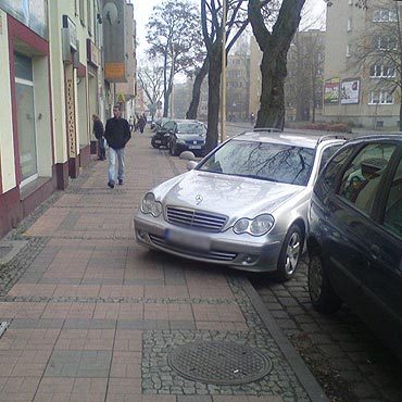 Ustawili betonowe pkule. Kierowcy parkuj na chodnikach