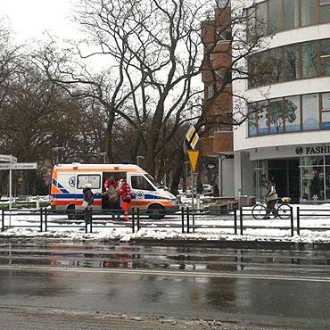 Uwaaj na liskie chodniki! Upadek moe zakoczy si nieszczciem