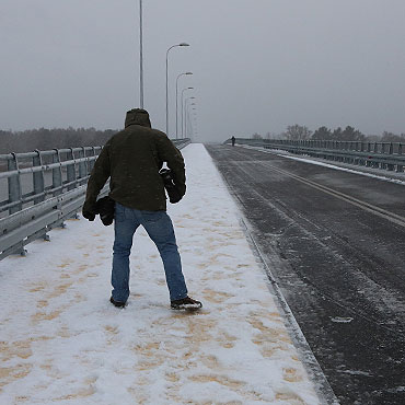 Otworzyli most, zapomnieli o odśnieżeniu
