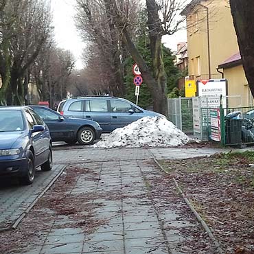 Parkuj na chodniku. Piesi musz chodzi po ulicy