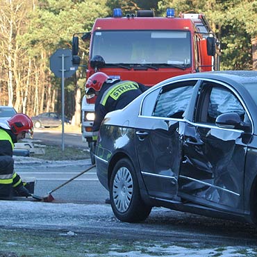 Kolizja na skrzyowaniu. Uszkodzone trzy auta
