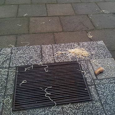 Niejadek wyrzuca jedzenie przez okno. Piesi ślizgają się na makaronie