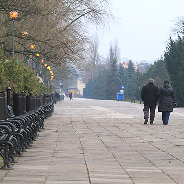 Rozświetlona (słońcem i lampami) promenada