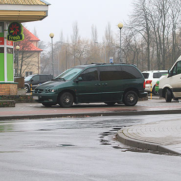 Parkuj samochody na chodniku. Piesi musz chodzi po ciece dla rowerw