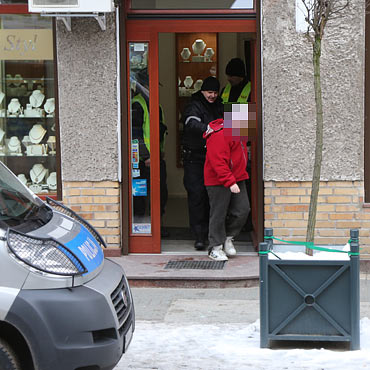 Chciaa wyglda jak ksiniczka. Prbowaa ukra biuteri