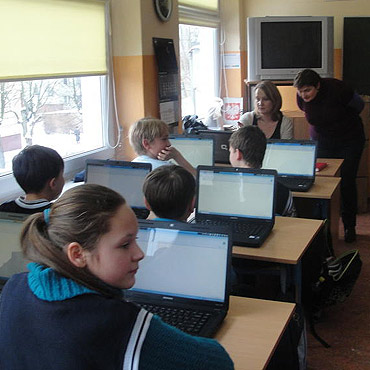 W „Szstce” uczniowie korzystaj z przenonych laptopw