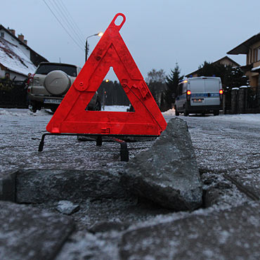Trylinki na Wielkopolskiej w fatalnym stanie. Kierowcy niszcz samochody