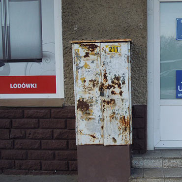 Obskurne skrzynki elektryczne szpecą miasto