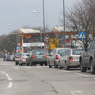Popsu si Bielik. Przed przepraw tworzya si duga kolejka